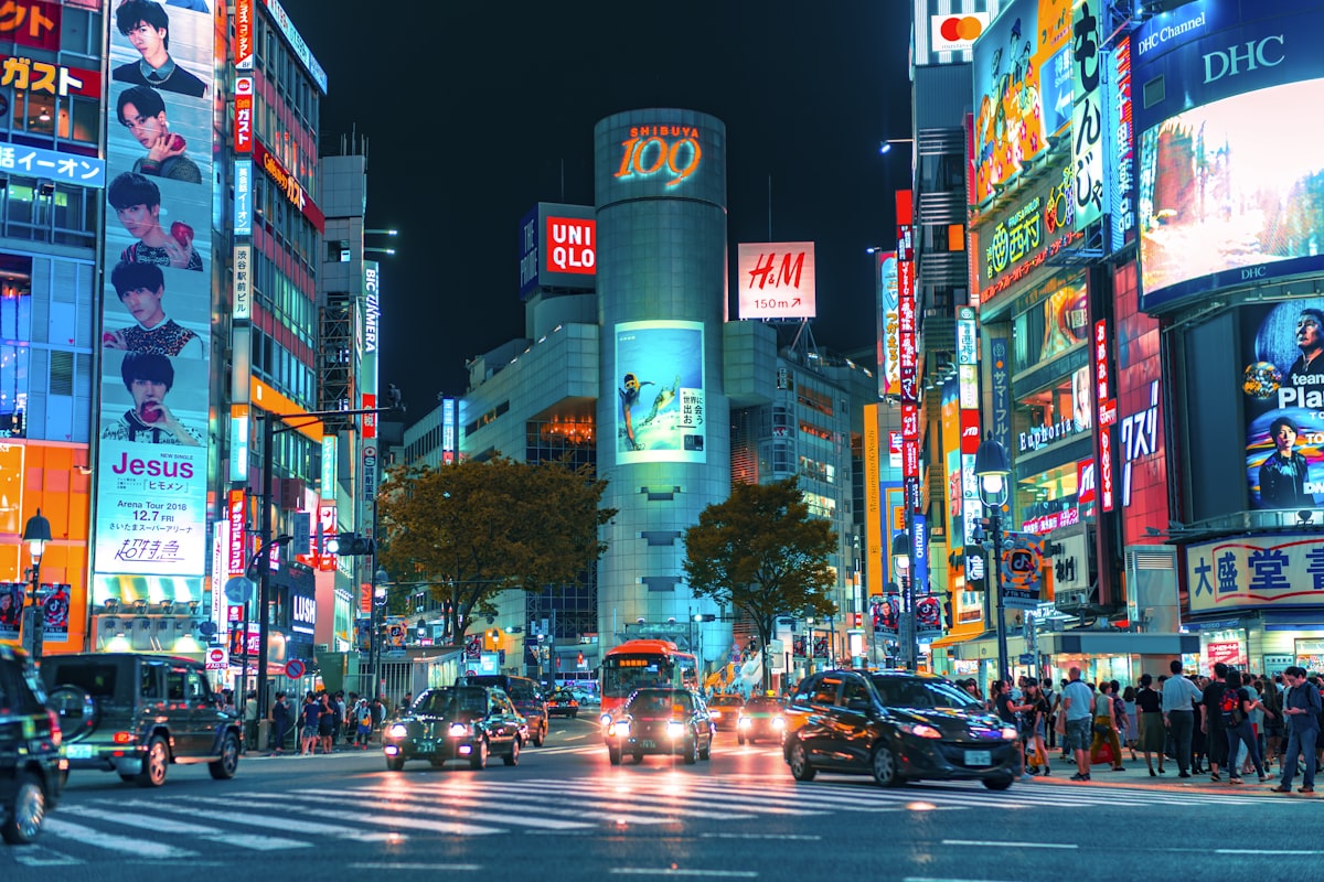 渋谷109交差点の夜景。ネオンサインが輝く渋谷の街並み。